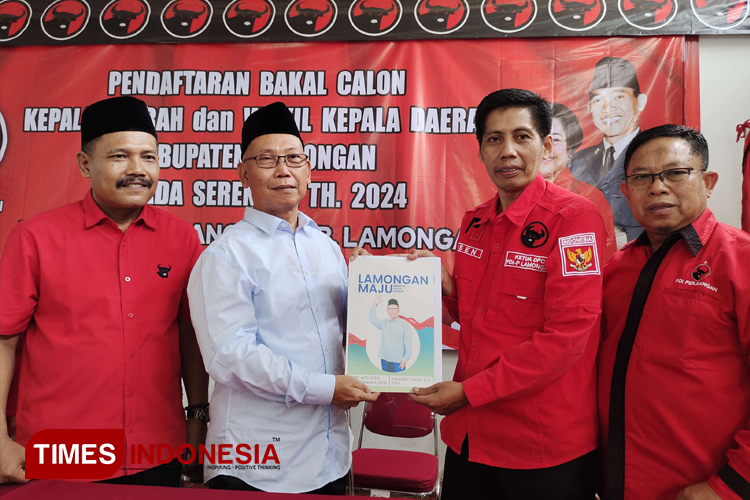Khusnul Yaqin saat mengikuti penjaringan pendaftaran Bacabup dan Bacawabup di DPC PDI Perjuangan Lamongan. (Foto: Moch. Nuril Huda/TIMES Indonesia)