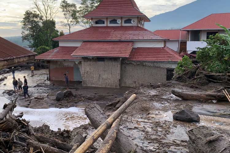 Kondisi-permukiman-warga-dan-sarana-publik-pascabanjir-bandang-b.jpg