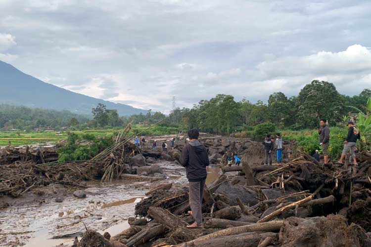 Kondisi permukiman warga dan sarana publik pascabanjir bandang yang menerjang Kabupaten Agam, Sumatera Barat, Sabtu (11/5/2024). (Foto: BPBD Kabupaten Agam).