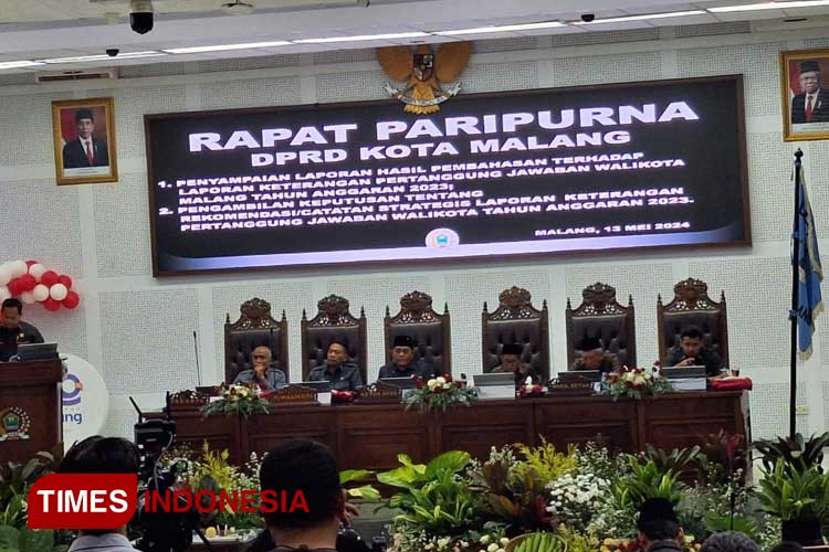 Penyerahan catatan LKPJ Pj Wali Kota Malang oleh DPRD Kota Malang. (Foto: Rizky Kurniawan Pratama/TIMES Indonesia)