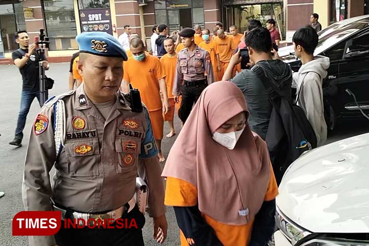 Seorang IRT berinisial Ri saat dibawa petugas polisi di Mapolres Tasikmalaya Kota, Jawa Barat, Senin (13/5/2024). (FOTO: Harniwan Obech/TIMES Indonesia)