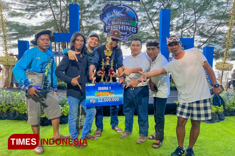 Manajemen tambang emas PT BSI foto bareng dengan pemenang Banyuwangi Fishing Festival 2024 (BFF 2024). (Foto : Syamsul Arifin/TIMES Indonesia)