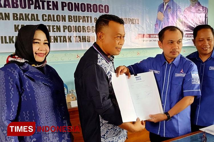 Pasangan Sugiri Sancoko - Lisdyarita mendaftar ke Partai Demokrat sebagai bakal calon bupati dan wakil bupati Ponorogo pada Pilkada 2024. (Foto: Marhaban/TIMES Indonesia)