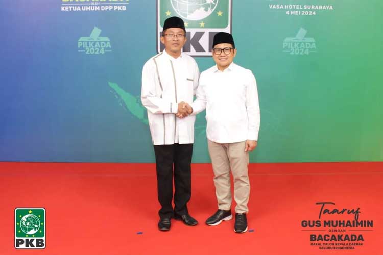 Dr. TGH Lalu. Muksin Mukhtar, LC.,MA bersalaman dengan Ketua Umum DPP PKB, Muhaimin Iskandar pada pembekalan Bacakada Desk Pilkada DPP PKB di Surabaya, beberapa waktu lalu. (FOTO: Habli for TIMES Indonesia)
