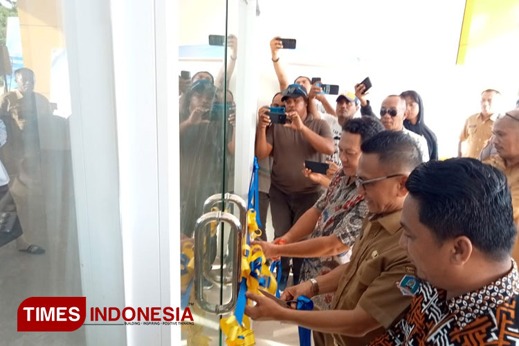 Pj Bupati Pemkab Morotai, M Umar Ali saat meresmikan Gedung Rektorat Unipas Morotai. Senin, 13 Mei 2024. (Foto: Munces For TIMES Indonesia).