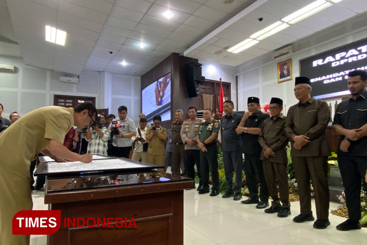 Proses-penandatanganan-Pakta-Integritas-dan-anti-korupsi-di-gedung-DPRD-Kota-Malang.jpg