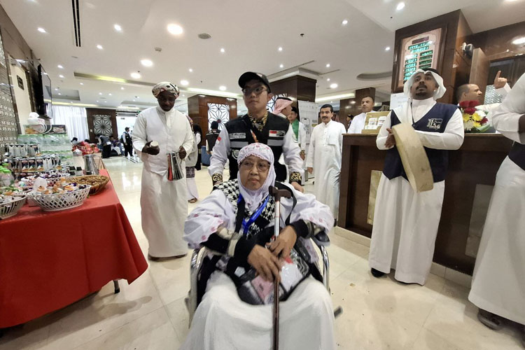 Sambutan Istimewa Jemaah Haji Indonesia di Madinah, Bunga hingga Shalawat Badar