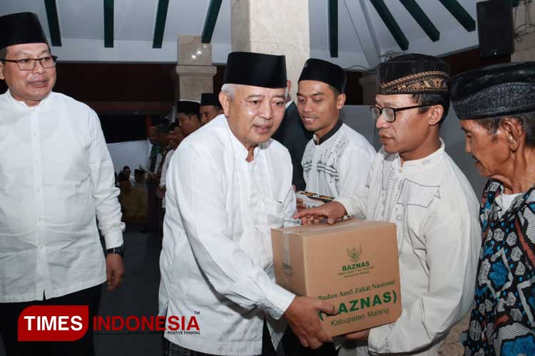 Penyerahan simbolis Bupati Malang, HM Sanusi, didampingi Wabup Malang, Didik Gratot Subroto, kepada para guru mengaji madrasah Diniyah di Pendopo Agung Kabupaten Malang, belum lama ini. (Foto: Amin/TIMES Indonesia)