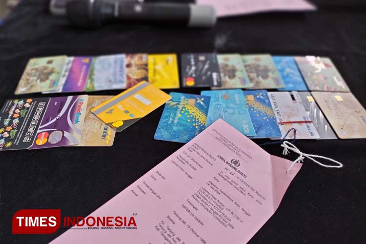 Puluhan kartu ATM yang menjadi alat bukti dua pelaku Spesialis Ganjal ATM di Kota Tasikmalaya, saat rilis di Mapolres Tasikmalaya Kota, Senin (13/5/2024). (Foto: Harniwan Obech/TIMES Indonesia)
