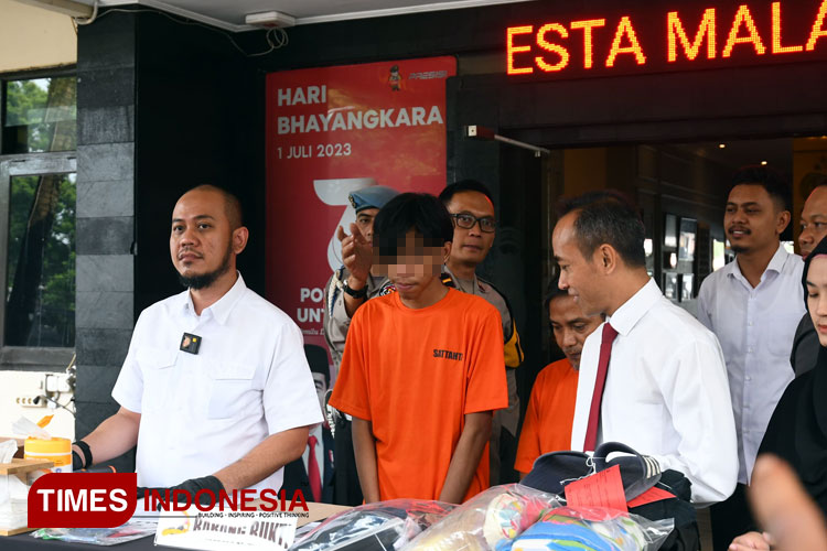 Tersangka pembunuhan mahasiswi di Malang saat ditunjukkan bersama bukti oleh Satreskrim Polresta Malang Kota. (Foto: Rizky Kurniawan Pratama/TIMES Indonesia)