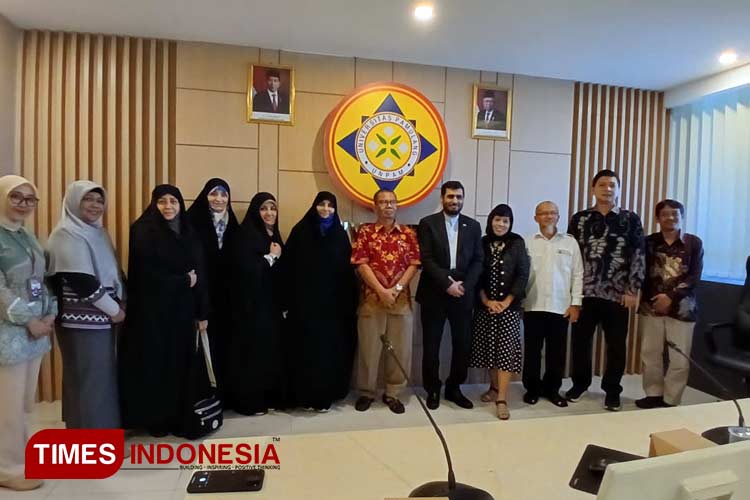 Foto bersama peserta dan narasumber diskusi Iran-Indonesia di kampus UNPAM (Universitas Pamulang) bersama AILF (Amira International Literacy Foundation. (Foto: dok Nia S Amira/TIMES Indonesia)