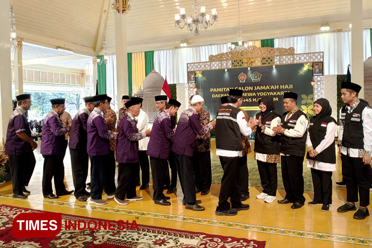 200 calon jemaah haji perwakilan dari 3.402 jemaah haji DIY tahun 2024 berpamitan di Bangsal Kepatihan, Yogyakarta, pada Senin (13/05/2024). (Foto: Rahadian/ TIMES Indonesia)