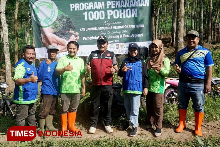 Kegitatan penanaman seribu pohon oleh kelompok tani dusun Bendrong dan KAN Jabung. (FOTO: AJP TIMES Indonesia)