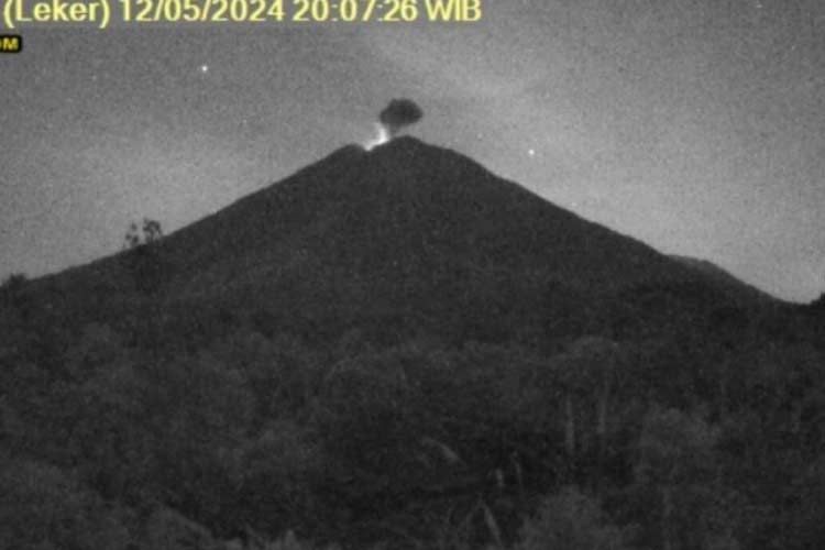 Gunung Semeru erupsi terekam CCTV pada Minggu (12/5/2024) pukul 20.07 WIB. (ANTARA/HO-PVMBG)