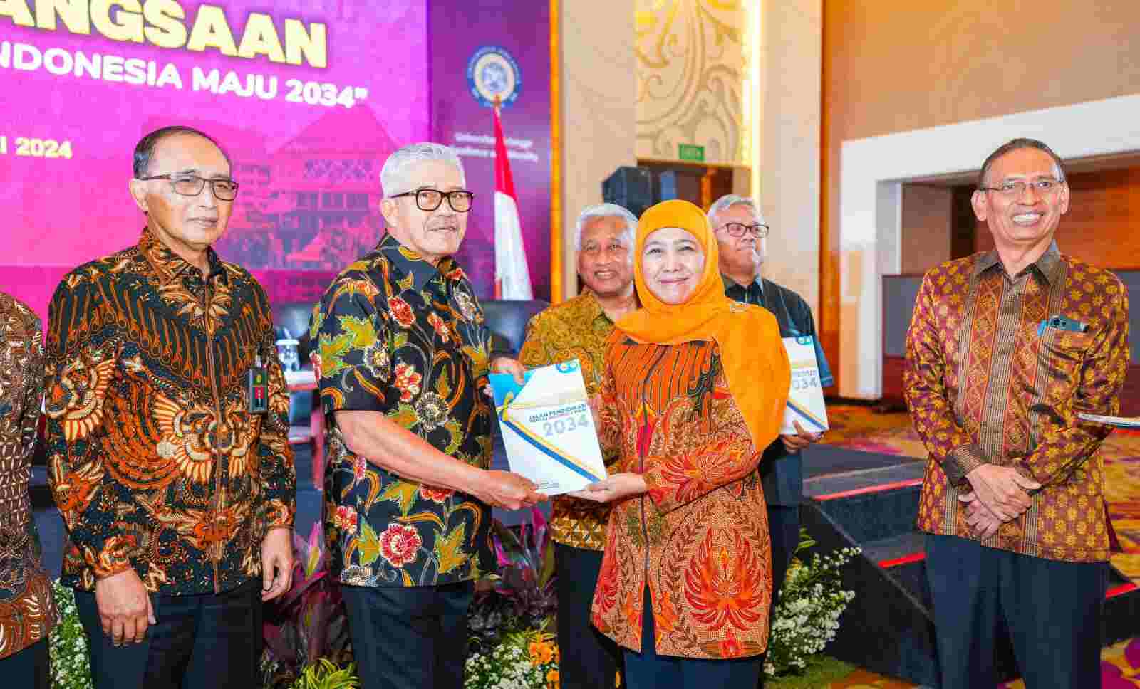 Ketum IKA Unair Khofifah menerima paper