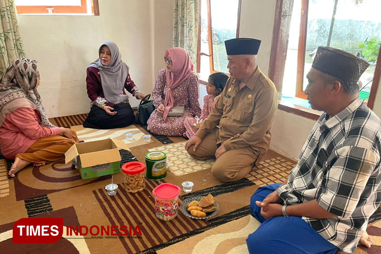Bupati Malang, HM Sanusi, didampingi Ketua TP PKK Kabupaten Malang, Hj Anis Zaida, saat takziyah di kediaman korban meninggal kecelakaan mobil masuk jurang di kawasan Ngadas, Poncokusumo, Selasa (14/5/2024) sore. (Foto Amin/TIMES Indonesia)