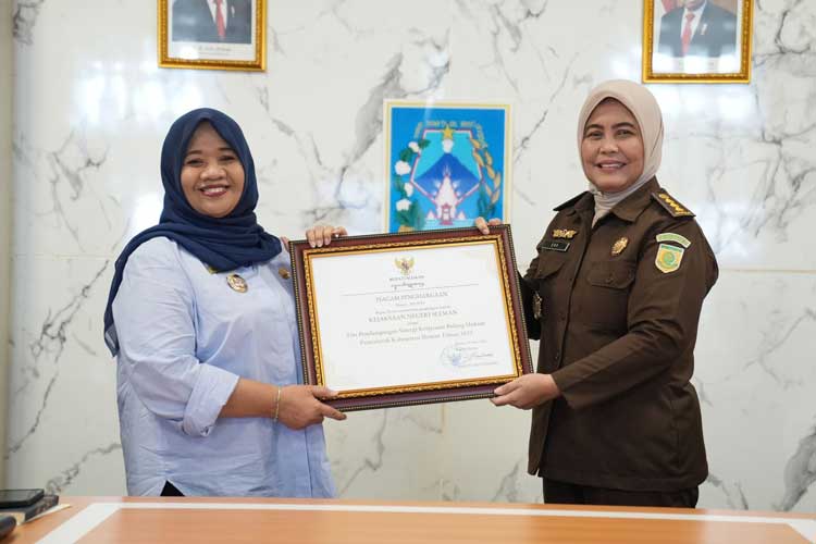 Bupati Sleman Kustini Sri Purnomo dan Plt. Kepala Kejaksaan Negeri Sleman, Ery Syarifah usai penandatanganan kerja sama. (Foto: Prokopim Sleman)