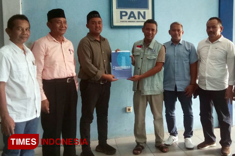 Fahmi Umar Irawan pengusaha otomotif asal Pucang Banjarnegara saat mendaftarkan diri sebagai Bacabub 2024 di Partai Amanat Nasional (Foto: Muchlas Hamidi/TIMES Indonesia)