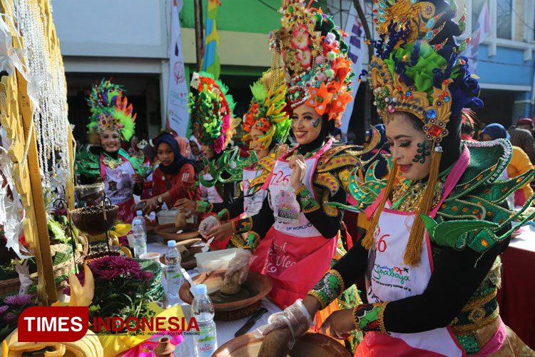 Festival Rujak Uleg dalam rangka menyambut Hari Jadi Kota Surabaya. (FOTO: Pemkot Surabaya for TIMES Indonesia)