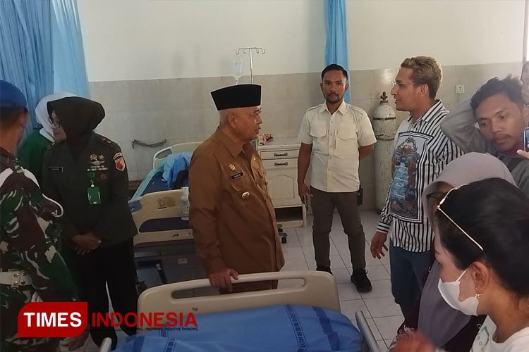 Bupati Malang, HM Sanusi, saat menjenguk korban selamat kecelakaan mobil masuk jurang di wilayah Desa Ngadas, yang kini dalam perawatan medis di RST Soepraoen, Kota Malang Selasa (14/5/2024). (FOTO: Amin/TIMES Indonesia)