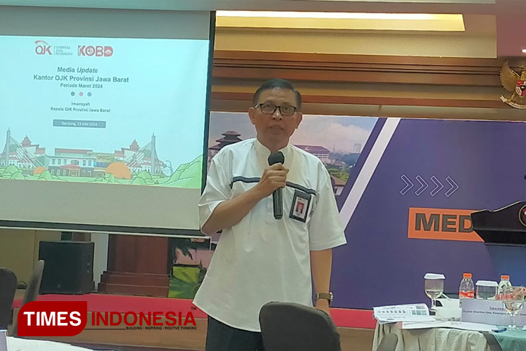 Kepala OJK Jawa Barat, Imansyah dalam media update yang berlokasi di Gedung OJK Jabar memaparkan perihal kemajuan pertumbuhan keuangan di Jabar (dok. Foto Djarot/TIMESIndonesia)