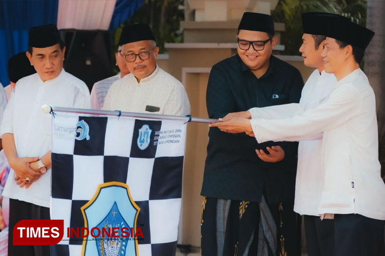 KH Agus Abdul Adzim Mujib (pakaian hitam) sosok tokoh muda NU saat turut serta memberangkatkan jamaah haji di depan Pendopo Lokatantra, Lamongan. (FOTO: Moch. Nuril Huda/TIMES Indonesia)