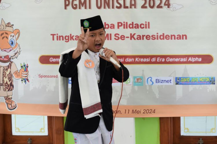 Penampilan salah satu peserta Lomba Pildacil pada acara Semarak Kreasi Ke-IX PGMI UNISLA 2024. Sabtu (11/5/2024). (FOTO: AJP TIMES Indonesia)