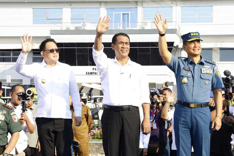 Pj Gubernur Adhy bersama Mentan Andi Amran Sulaiman melepas Brigade Alsintan dalam rangka perluasan areal tanam dan peningkatan produksi pertanian di Merauke dari Koarmada II Surabaya, Selasa (14/5/2024). (FOTO: Dok. Humas Pemprov Jatim)