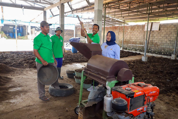 Penyerahan bantuan mesin pengolah pupuk organik simbolis oleh Bupati Sleman, Kustini Sri Purnomo kepada perwakilan kelompok ternak. (Foto: Dok. Prokopim)