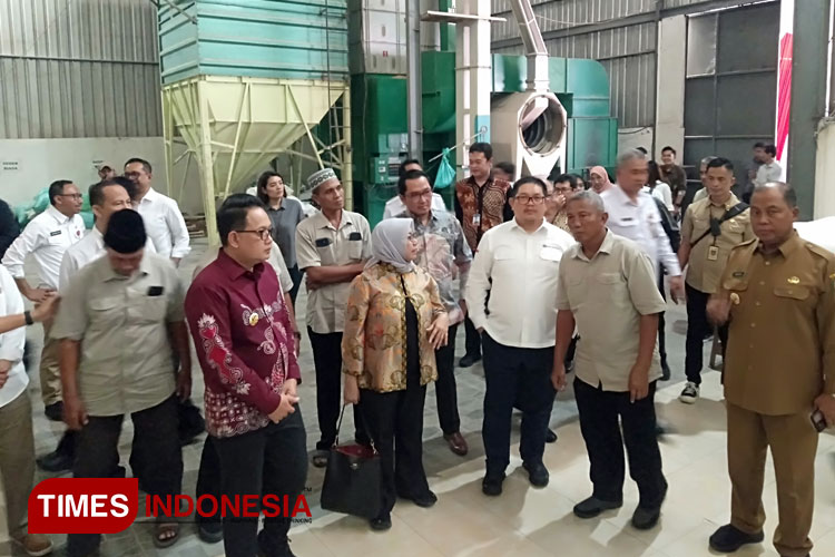 Pj Gubernur Jawa Timur Adhy Karyono saat Memantau Gudang Pengolahan Beras di Desa Pojok Kulon, Kesamben, Jombang. (FOTO : Rohmadi/TIMES Indonesia)