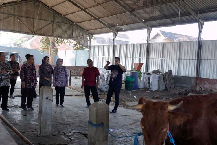 Pj. Wali Kota Mojokerto, Ali Kuncoro pada saat memantau kondisi rumah pemotongan hewan di Kota Mojokerto, Selasa (14/5/2024) (Foto: Dok. Kominfo)