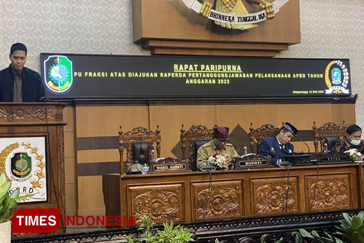 Ricco Antar Budaya saat membacakan PU fraksi Demokrat. (Foto: Fazar Dimas/TIMES Indonesia)
