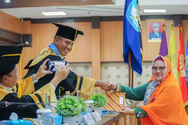 Wabup Gresik Aminatun Habibah usai sidang terbuka di UNESA (Foto: Kominfo Gresik for TIMES Indonesia)