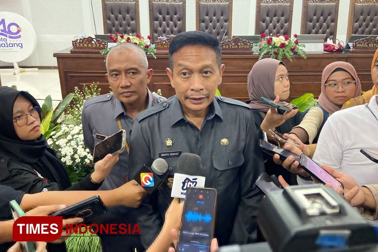 Wahyu Hidayat yang menjabat sebagai Pj Wali Kota Malang saat ditemui awak media di gedung DPRD Kota Malang. (FOTO: Rizky Kurniawan Pratama/TIMES Indonesia)