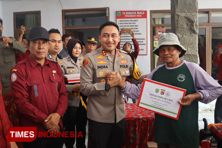 Kapolres Majalengka, AKBP Indra Novianto dan Kepala DKP3 Majalengka, Iman Firmansyah menyalurkan bantuan pompa air untuk petani. (FOTO: Jaja Sumarja/TIMES Indonesia)