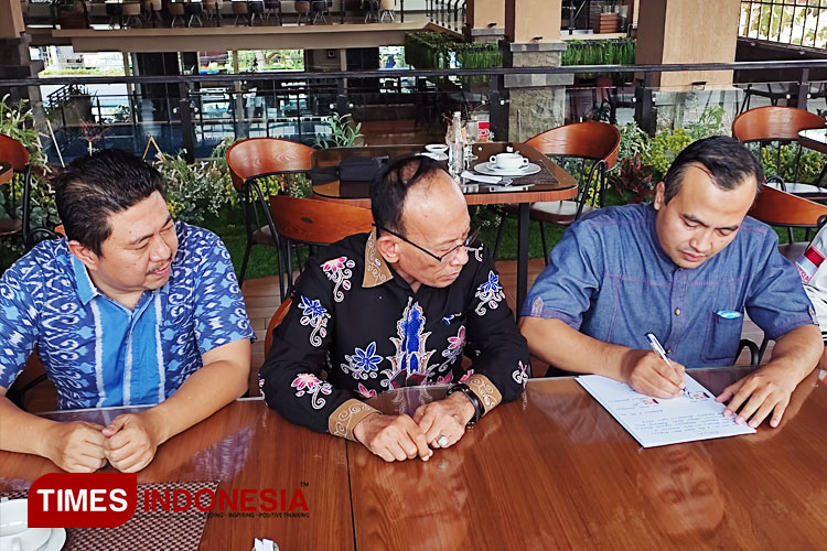 Dari kiri Ketua DPC Demokrat Subangkit Adiputra, Ketua DPC Gerindra Setyo Budi dan Ketua DPD PKS Ketut Budi Kartiko saat deklarasi koalisi Bismillah beberapa waktu lalu (FOTO: Moh Bahri/TIMES Indonesia)
