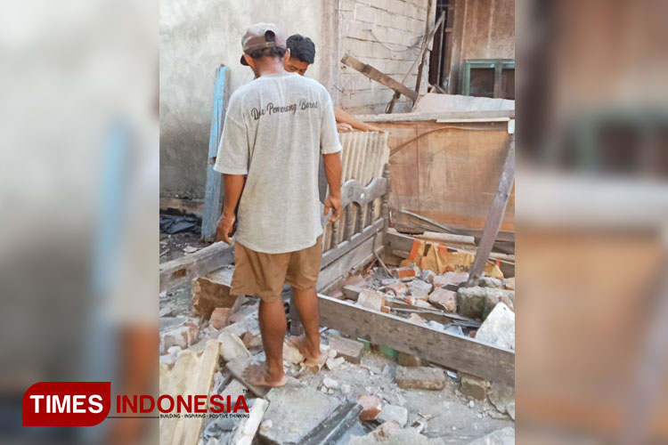Kondisi bangunan ambruk akibat gempa Lombok berkekuatan magnitude 5.5 Skala Ritcher di Dusun Jambianom, Desa Medana, Kecamatan Tanjung, Lombok Utara. (FOTO: Darmansyah for TIMES Indonesia)