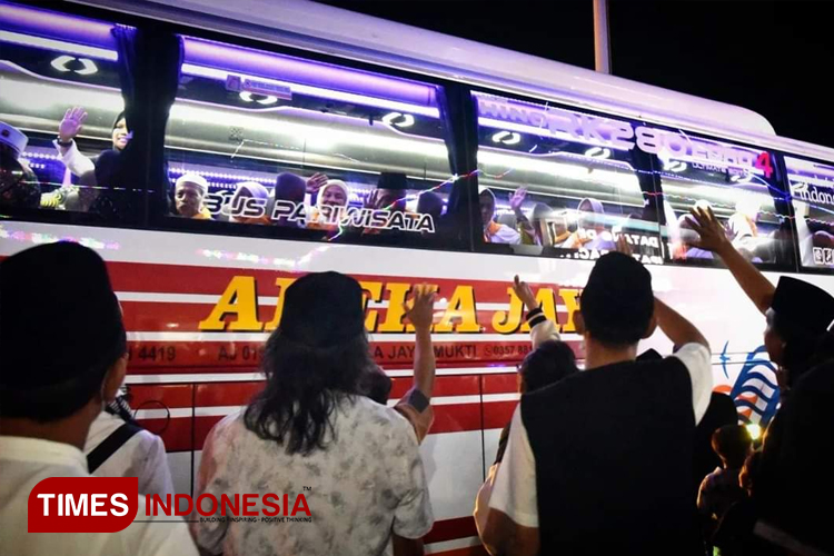 Suasana pemberangkatan jemaah calon haji Kabupaten Pacitan. (FOTO: Yusuf Arifai/TIMES Indonesia)