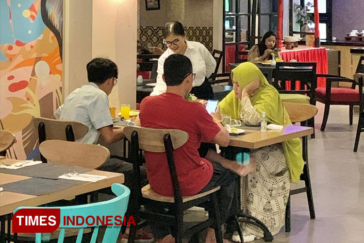 Sejumlah tamu menikmati pelayanan ramah di Luminor Hotel Jember. (FOTO: M. Abdul Basid/TIMES Indonesia)