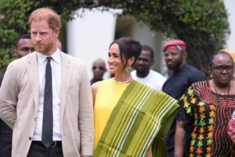 Pangeran Harry, kiri, dan Meghan, kanan, berpegangan tangan saat tiba di gedung pemerintah di Lagos Nigeria, Minggu, 12 Mei 2024. (FOTO: Hindustan Times)