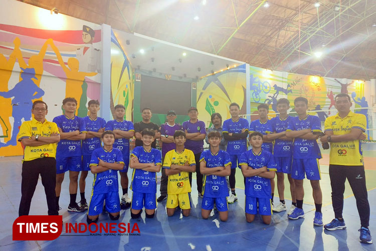 Atlet Voli putra yang meraih juara 1. (Foto: Ghozin/TIMES Indonesia)