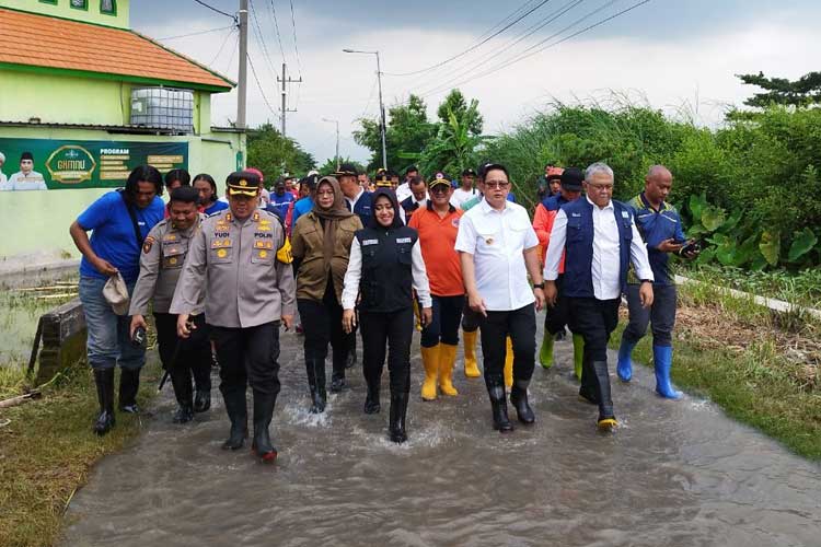 Bupati Mojokerto, Ikfina Fahmawati mendampingi Pj Gubernur Jatim Adhy Karyono meninjau lokasi banjir di Desa Kedunggempol, Mojosari, Kabupaten Mojokerto. (FOTO: Dok. TIMES Indonesia)