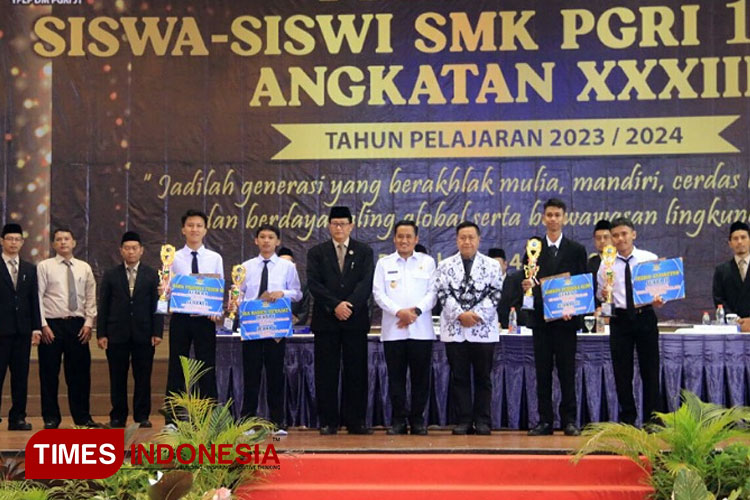 Bupati Pemalang Mansyur Hidayat saat foto bersama para dewan guru SMK PGRI 1 Taman pada acara kelulusan para siswa. (Foto: Ragil/TIMES Indonesia)