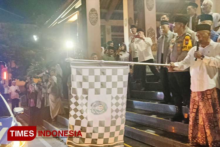 Bupati Ponorogo Sugiri Sancoko saat melepas rombongan jemaah haji Ponorogo. (Foto: Marhaban/TIMES Indonesia)