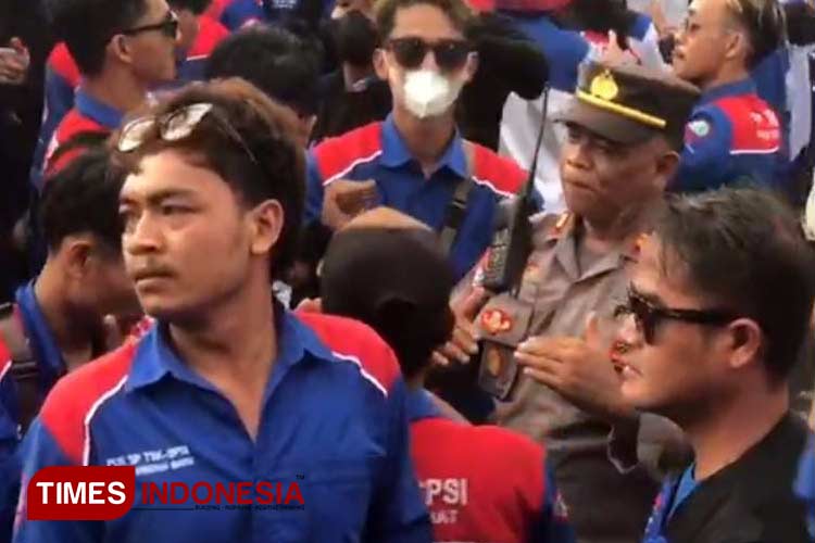 Buruh dan Polisi di Majalengka Joget Bareng di Tengah Aksi Demo