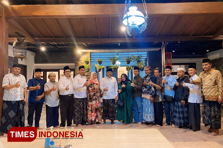 Gus Haris bersama petinggi delapan partai. (FOTO: Bayu for TIMES Indonesia)