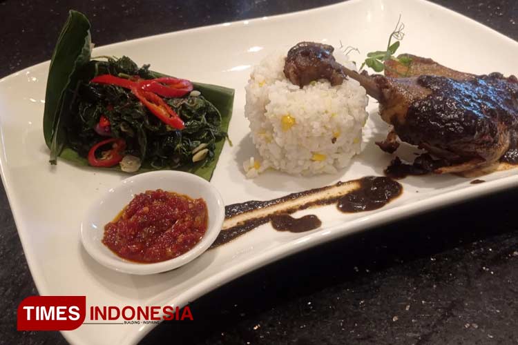 Duck Confit, daging bebek berbumbu rawon dengan topping kluwek dan pelengkap daun singkong, Rabu (15/5/2024). (FOTO: Lely Yuana/TIMES Indonesia)
