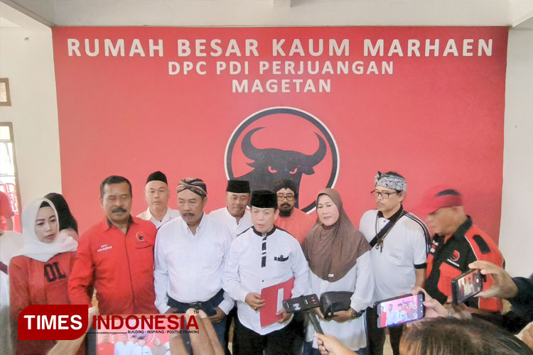 Kang Tikno saat mendaftar penjaringan Bacabup dan Bacawabup PDI Perjuangan dalam Pilkada 2024. (FOTO: Aditya Candra/TIMES Indonesia)