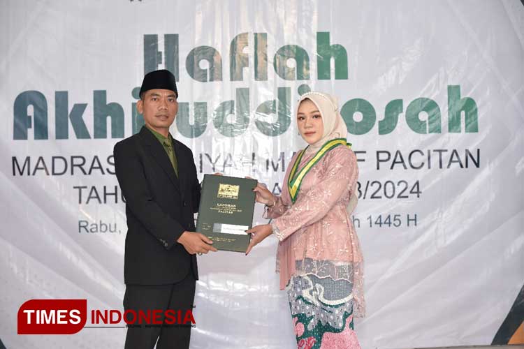 Prosesi Haflah Akhir Dirasah MA Ma'arif Pacitan menandai kelulusan siswa. (FOTO: Yusuf Arifai/TIMES Indonesia)