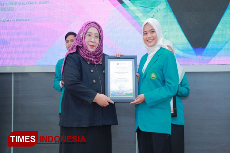 Dekan FEB Unisma Malang, Nur Diana, S.E., M.Si menyerahkan penghargaan kepada lulusan terbaik FEB Unisma Malang pada Yudisium Kelulusan Periode April 2024. (FOTO: AJP TIMES Indonesia)